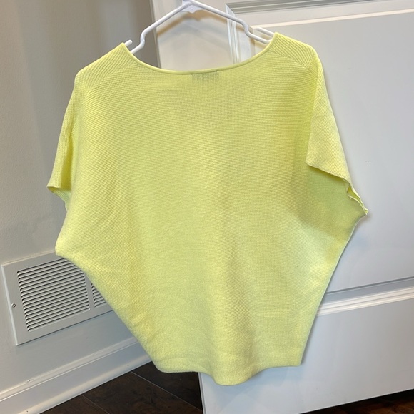 Evolution size small yellow v neck with texture fabric - Picture 3 of 4